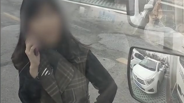 【女子停车打不开门怒踹旁车让挪走 ,司机:报警后民警帮她停好】近日,山东淄博。一女子停车后