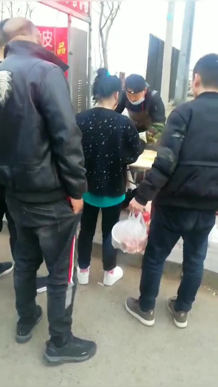 夜市地摊,手撕烤鸭热卖中。