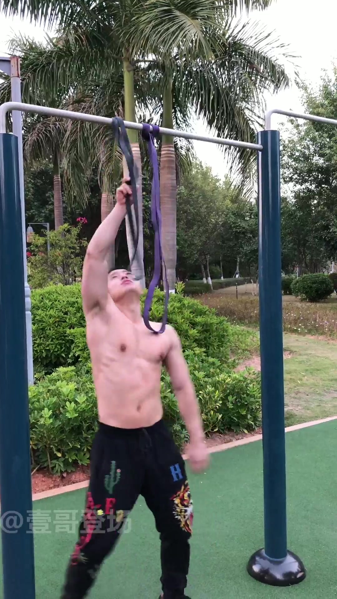 粗壮手臂霸气胸肌夸张的上身维度,公园打卡六个月肌肉男就养成了