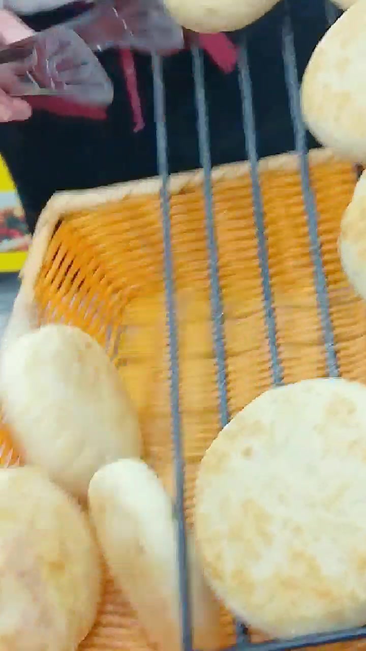 街头特色美食烧饼夹菜