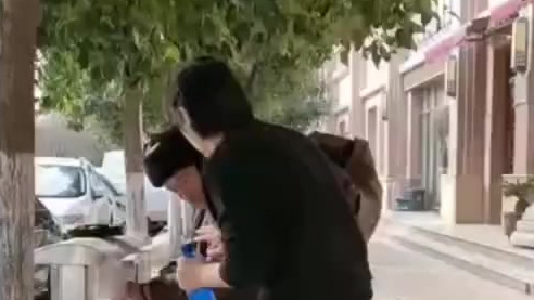 【“啥时候饿了就来!”拾荒老人路边捡剩饭吃,商丘一火锅店主见状免费请老人吃面】近日,河南商