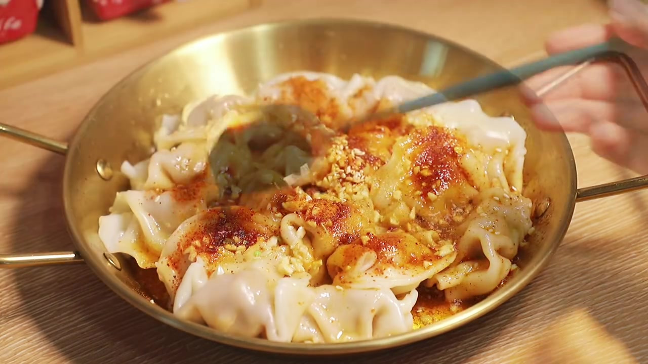冬至专辑「饺子的三种吃法」:「油泼饺子」「麻酱拌饺」和「番茄酸汤水饺」真的都特别好吃!一口