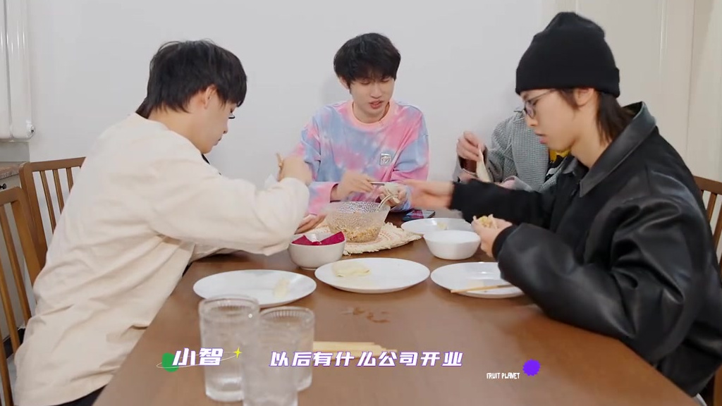 #吃啥才配得上冬至的仪式感#冬至不端饺子碗,冻掉耳朵没人管[春游家族]水果星球冬至包饺子大