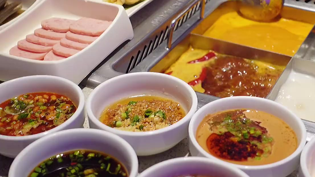 #美食武汉# 【涮啥锅底都好吃[费解]万能火锅蘸料公式送给你! ????】一到冬天就完全离不开火