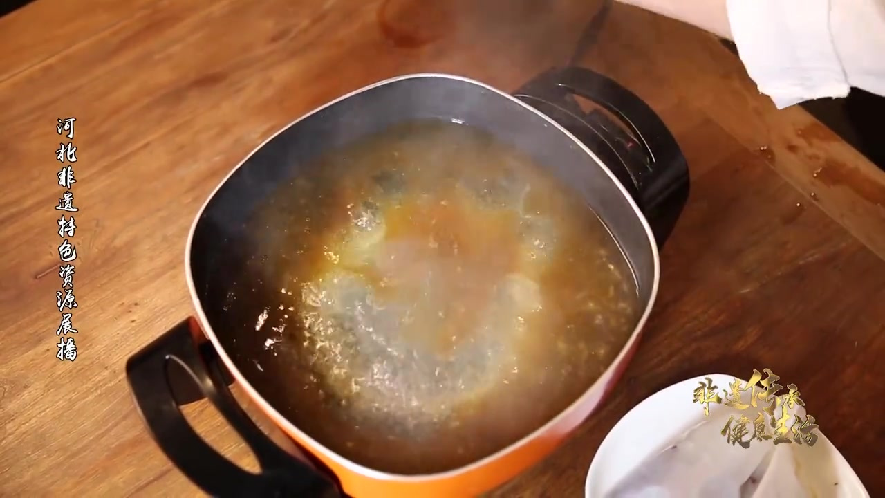 【非遗美食 | 保定驴肉火烧】保定驴肉火烧历史悠久,其起源在民间有两个传说。一说在明代初期