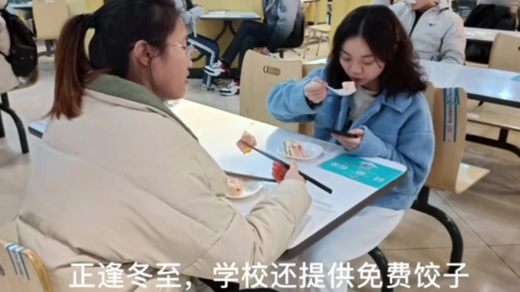 【加油!高校为考研学子定制知识点蛋糕】21日晚,南京航空航天大学继续开启考研蛋糕活动,为即
