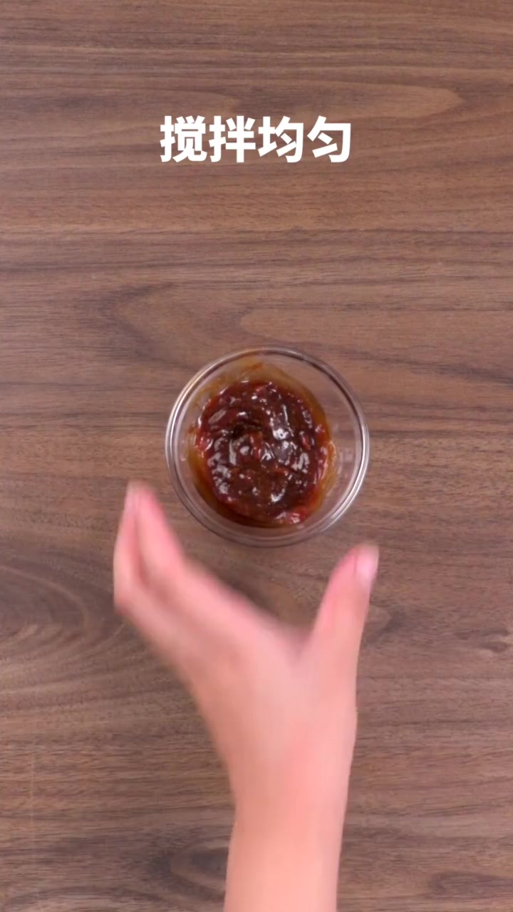 要吃鸡肉的滑嫩,得试试砂锅滑鸡煲,只要5分钟就能搞定!揭盖香气缭绕,忍不住要多盛几碗饭~