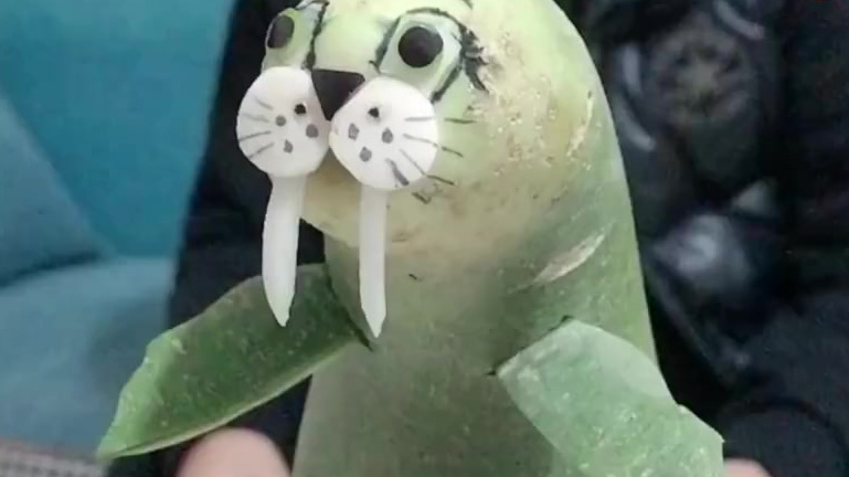 【爸爸用蔬果给孩子雕小动物栩栩如生:当天吃什么就用什么做】为了让孩子少玩手机的爸爸有多努力