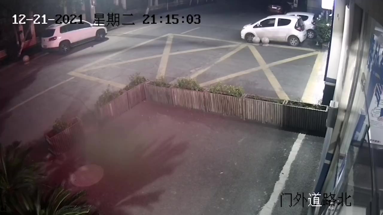 【什么情况?3个陌生人深夜一起护送2岁女童】“这是我们在路上捡到的孩子,也不知道是谁家的,