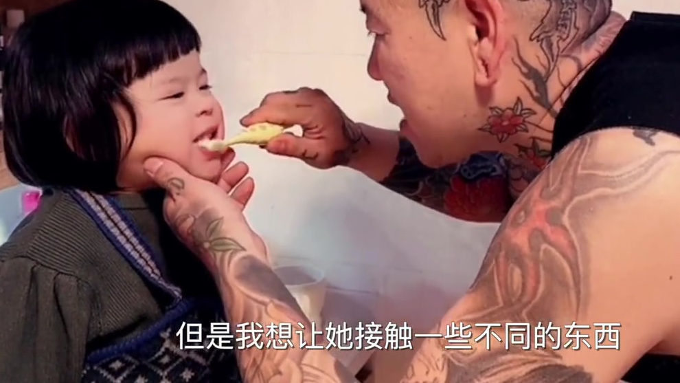 【纹身师教育女儿有纹身不一定是坏人:要会纹身就要好好学习画画】12月22日,云南昆明。陈先