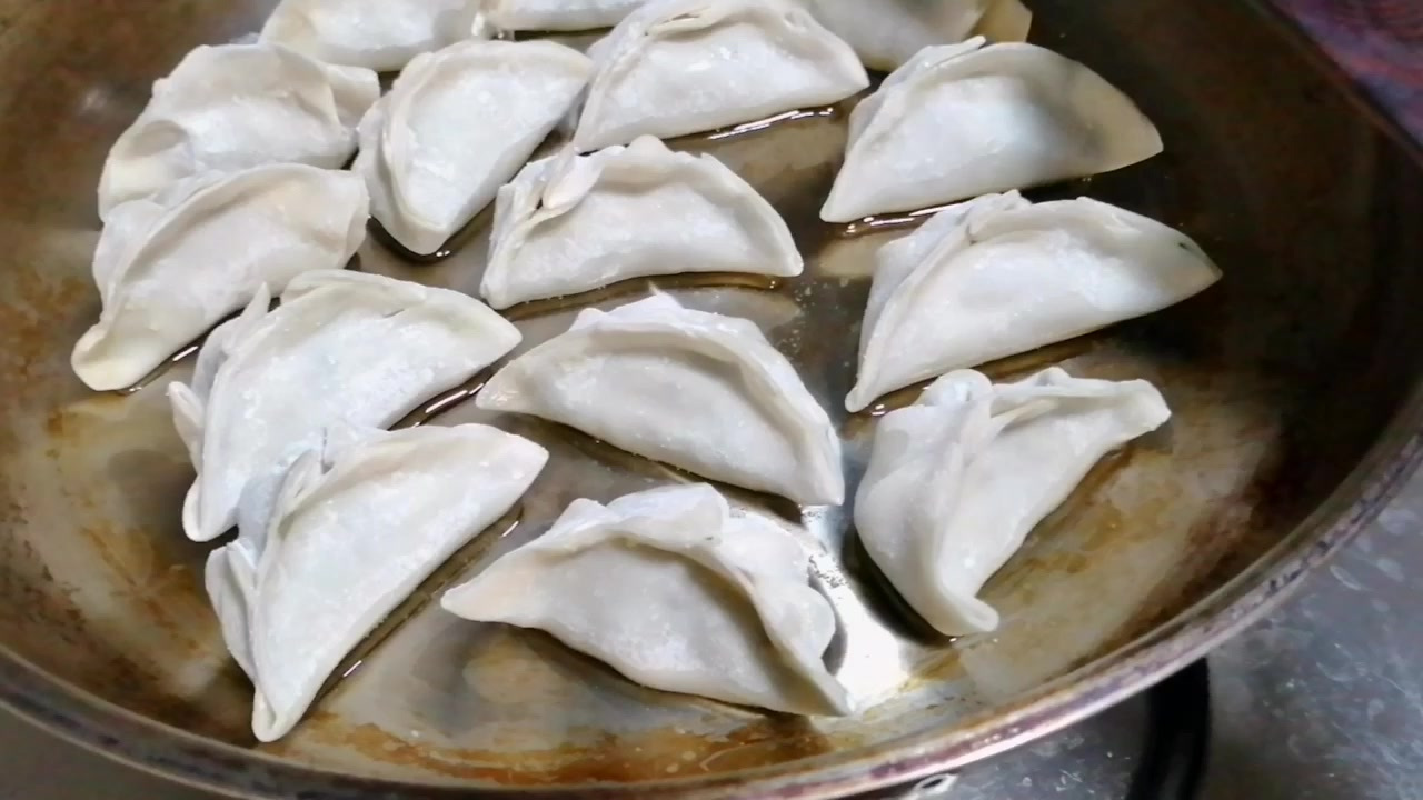 #致2021# 冬至要吃饺子,最好自己包饺子。我做煎饺的水平挺高的,可以煎得皮酥馅嫩哦。#