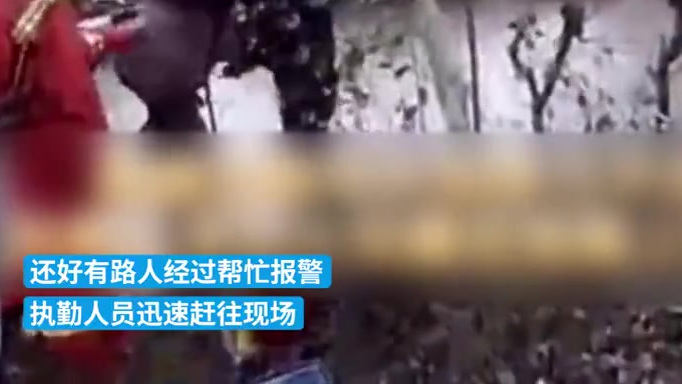 [喵喵][喵喵][喵喵]【大伯钓鱼却把自己卡在了树上】近日,浙江嘉兴。在河道边钓鱼的韩大伯