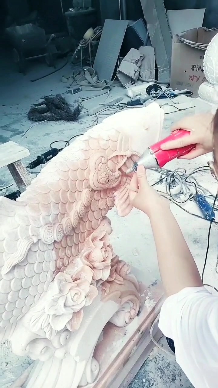 晚霞红石雕鱼雕塑