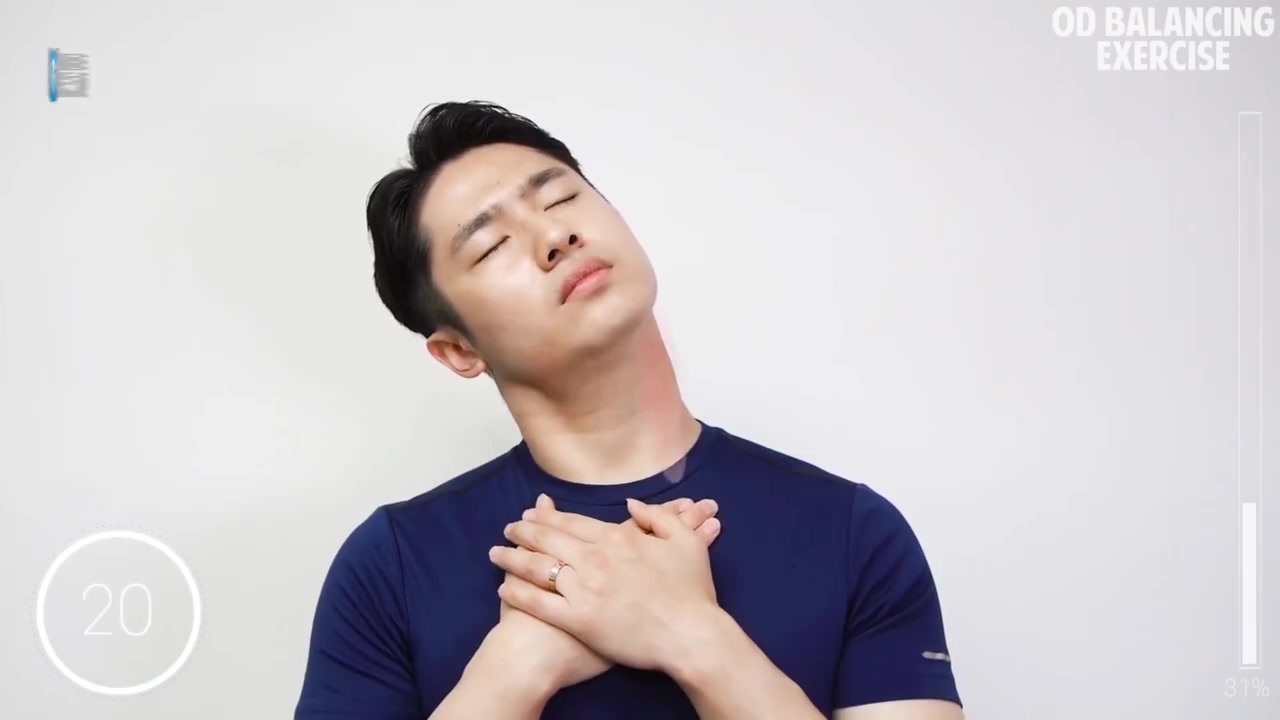 【久坐必备!5分钟练习改善颈前伸】河北衡水,一#00后长期玩手机致颈椎变形#,医生表示,近