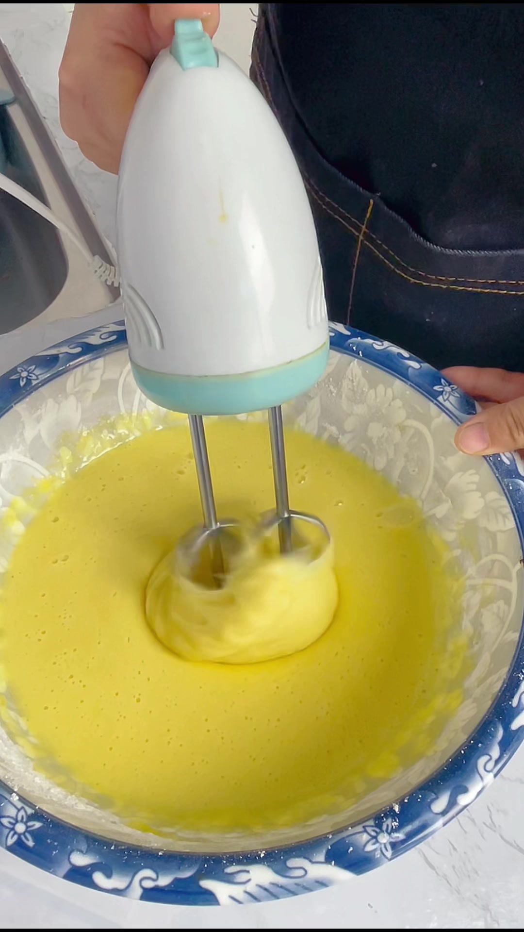 孩子想吃蛋糕,一个电饭煲就搞定,口感细腻香甜,真好吃