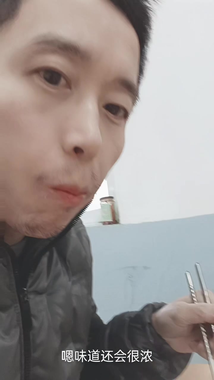 冬天里的美味可口的炒青菜和肉片