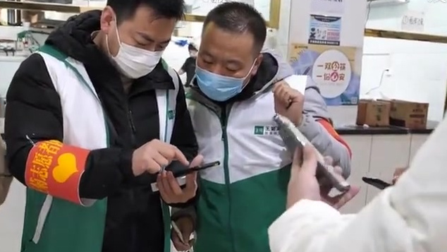 【西安面馆老板动员700人送3万份抗疫餐:难得有机会给国家奉献[加油]】12月24日,陕西