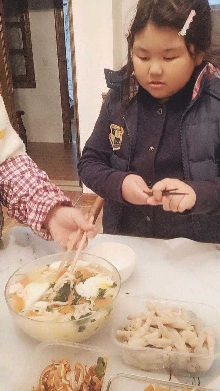给孩子们做手擀面,人活着就是要开心快乐,想吃啥就吃啥