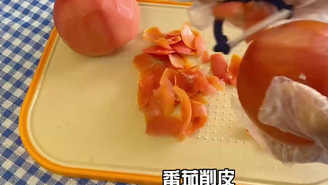 #美食武汉#【 茄汁豆腐煲 !赶紧学起来……】宅在家里做了一份热气腾腾的茄汁豆腐煲,裹满茄