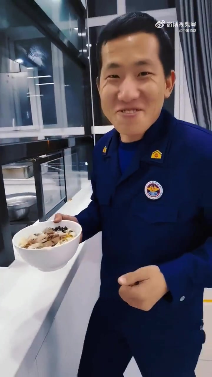 【一碗冬日里的热汤面】岁末寒冬,一碗热乎乎的热汤面实在是太让人满足了。滑溜溜的宽面条铺上卤