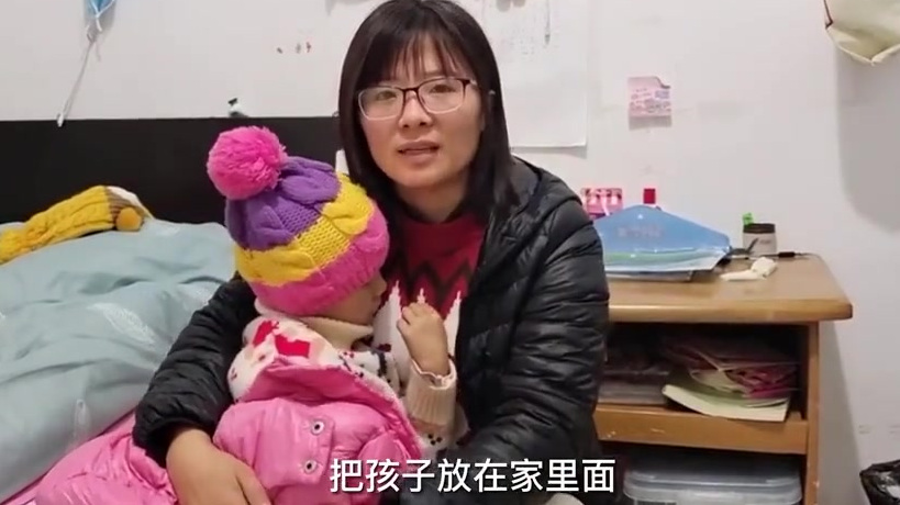 #蓝色生命线# 单亲妈妈用内衣带做眼罩陪宝宝抗癌:多难都要坚持下去。山东济南。孩子出生,丈