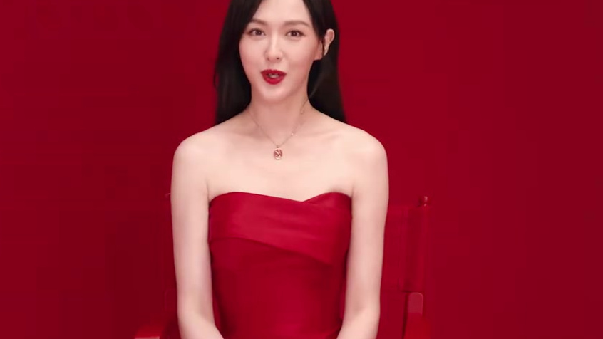 大家的新年装扮准备好了吗?和我一起邂逅优雅红天鹅,闪耀启程吧!打开京东APP首页下拉,进入