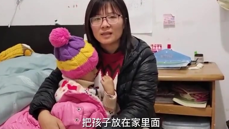 做眼罩陪宝宝抗癌:多难都要坚持下去。山东济南。孩子出生,丈夫出轨,小晰妈妈离婚后独自抚养女