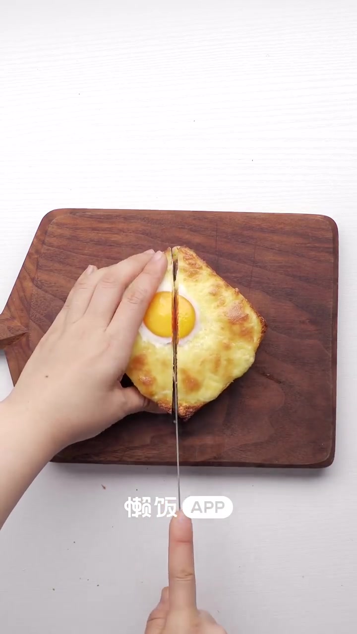 #美食武汉#【餐蛋芝士三明治】早上好!三明治真的简单又健康啊~蛋香四溢的吐司片软糯香甜,一