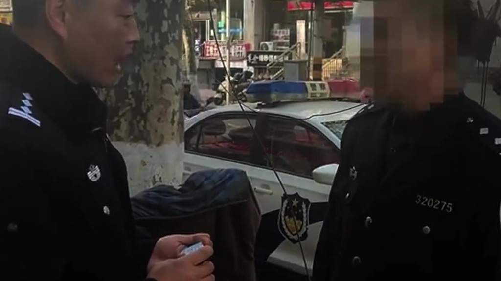 【男子怕被骗网购警服壮胆,被巡逻民警一眼识破】近日,江苏徐州。民警在巡逻过程中发现,一男子