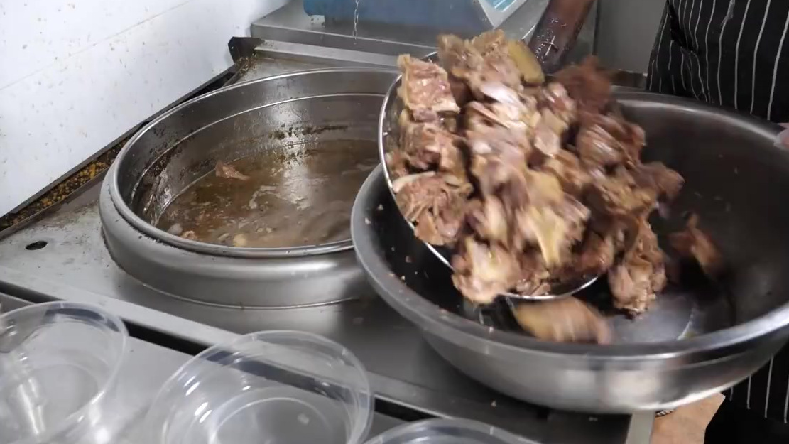 【重庆男子买10吨排骨做排骨饭支援西安抗疫 :计划送2万份,吃了增强抵抗力】12月28日,