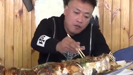 摸鱼,是今年最流行的热词之一,但我们今天要说的摸鱼,可不是打工人偷懒,而是实实在在地在冰湖