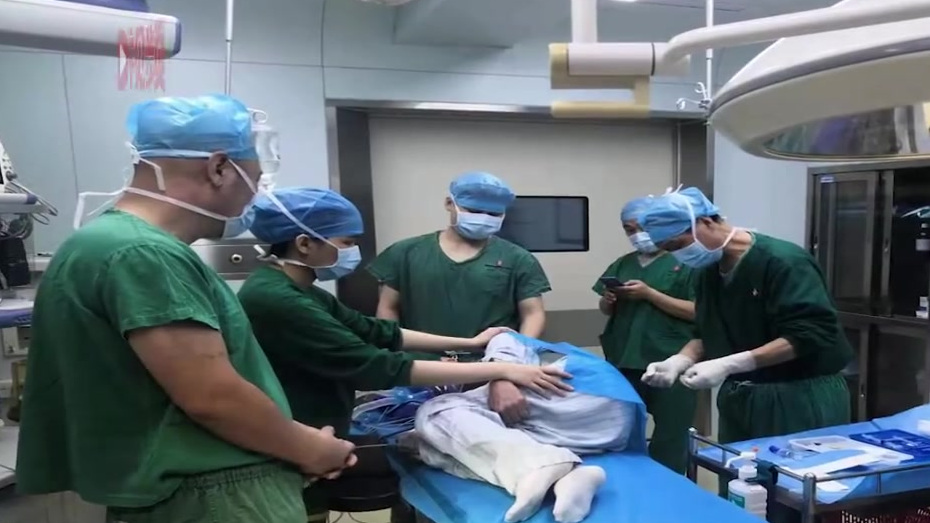 【95岁老人肛门取出3cm鱼刺 ,医生:扎破重要脏器将危及生命】据西部决策报道:近日,广东