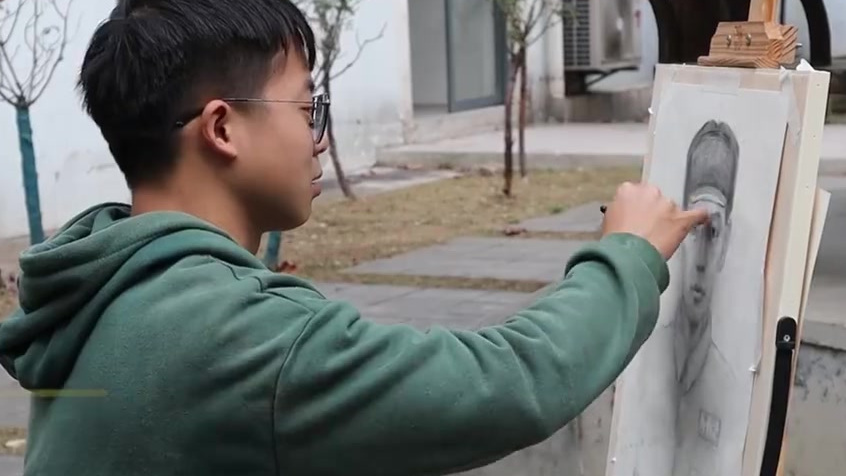 【致敬!6名大学生为4位烈士画像 通过后代照片或亲人描述,家属感动画的很像】#发现身边的温