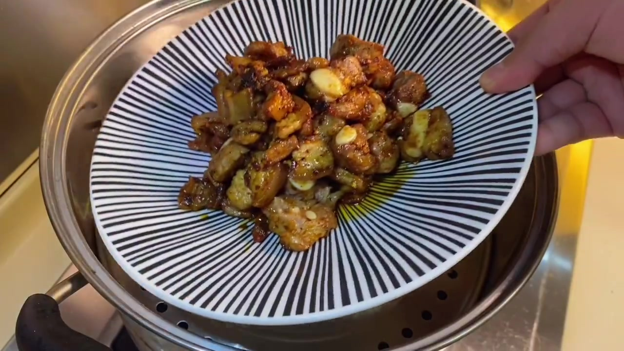 【五花肉蒸排骨】一碗米饭都不够 超级好吃的湖南菜,做法也很简单。可以动手试一试呀～ 