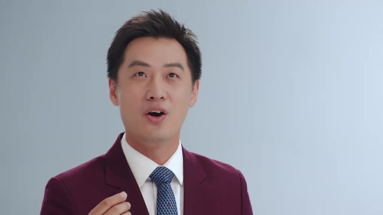 【黄薇说拍长征冻到上下牙打颤 】在《非凡百年》的宣传片中,讲述人黄薇回忆了自己拍摄《长征》