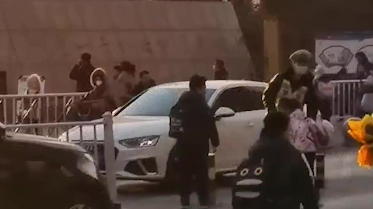 【护学交警收到蔬菜鲜花 [笑哭]】12月30日7时许,合肥一六八玫瑰园学校东校区门口,正在