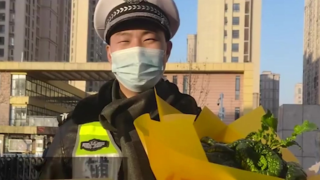 【没有什么鲜花,美得过这一束!护学交警收到小学生自种的蔬菜花】 2021年12月30日,安