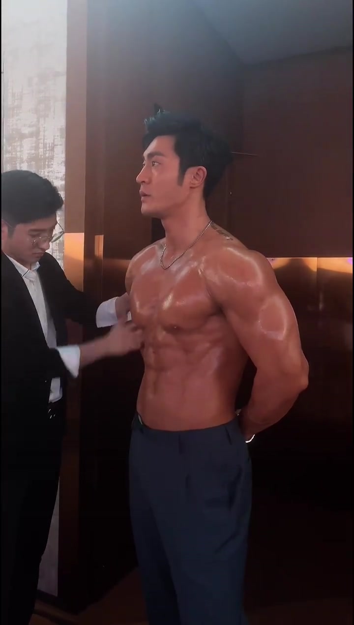 来给健身小哥肌肉打点油