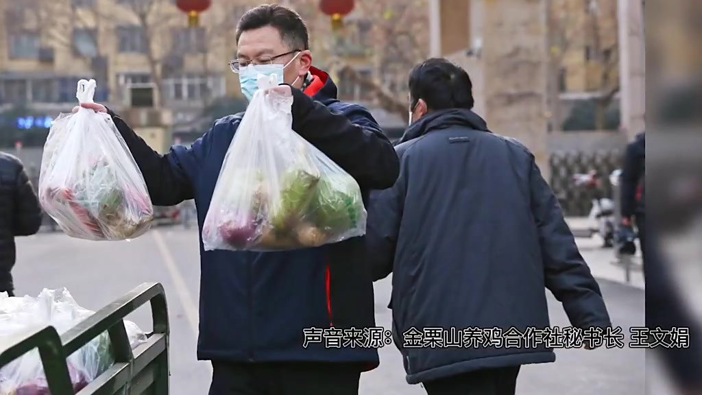 【最好的新年礼物!西安被困高校收到被扶贫村庄5000份菜品】12月31日,陕西西安。西安邮