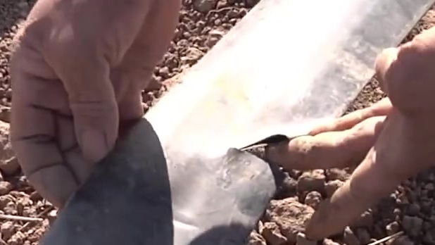 【农户50亩薄膜被人割破 悬赏10万寻找幕后黑手】据消息:12月25日,河南开封,罗先生是