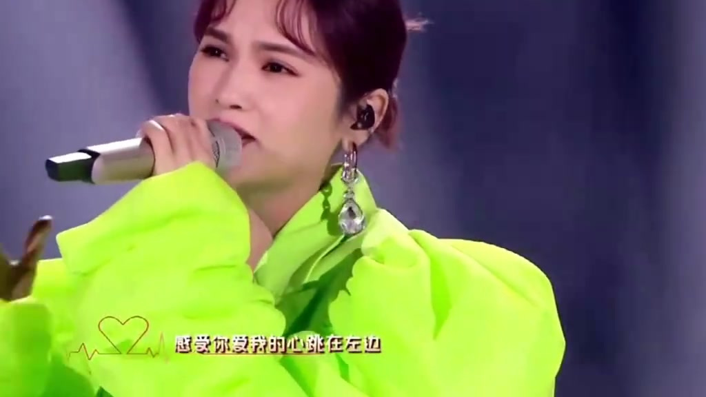 #午间分享# 【2022跨年演唱会大赏】今年跨年演唱会的名场面也太多了,周深/邓丽君(虚拟