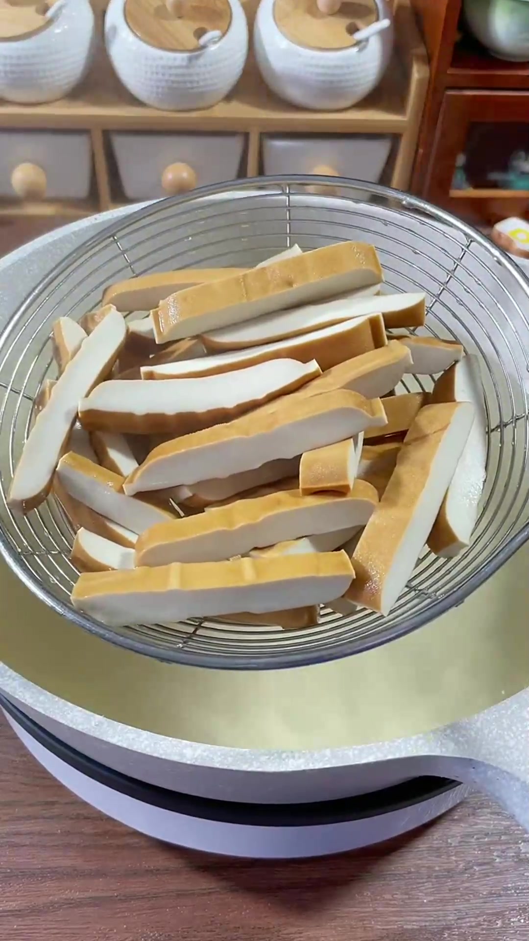 学会这个蒜薹炒香干,全家夸你是大厨,简单好吃又下饭!