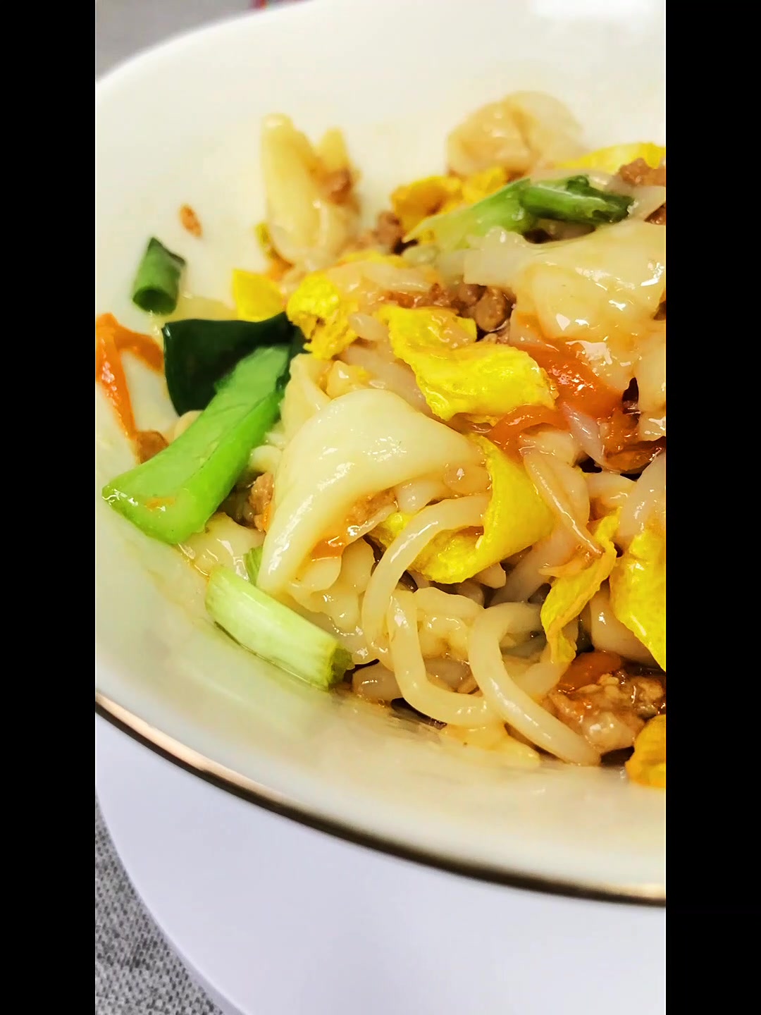 饺子皮油泼面的做法