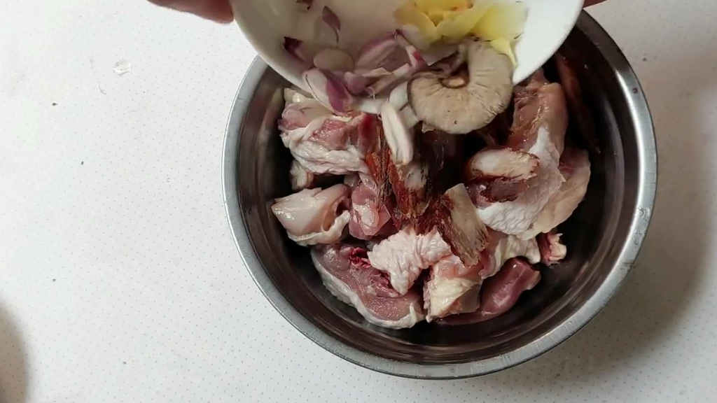 快手家常菜,腊肉冬菇蒸滑鸡,腊肉滑鸡蒸饭。今天做腊肉蒸鸡,腊味和鲜肉是经典搭配,查了食谱才