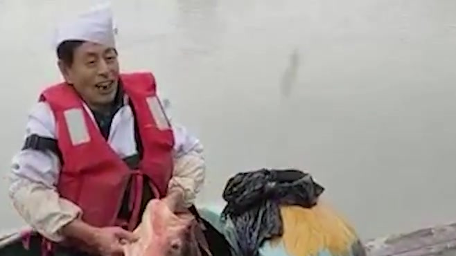 【上海一大学校内捕肥鱼给学生加菜 连续两天免费吃!】近日,上海对外经贸大学的思源湖,一条条