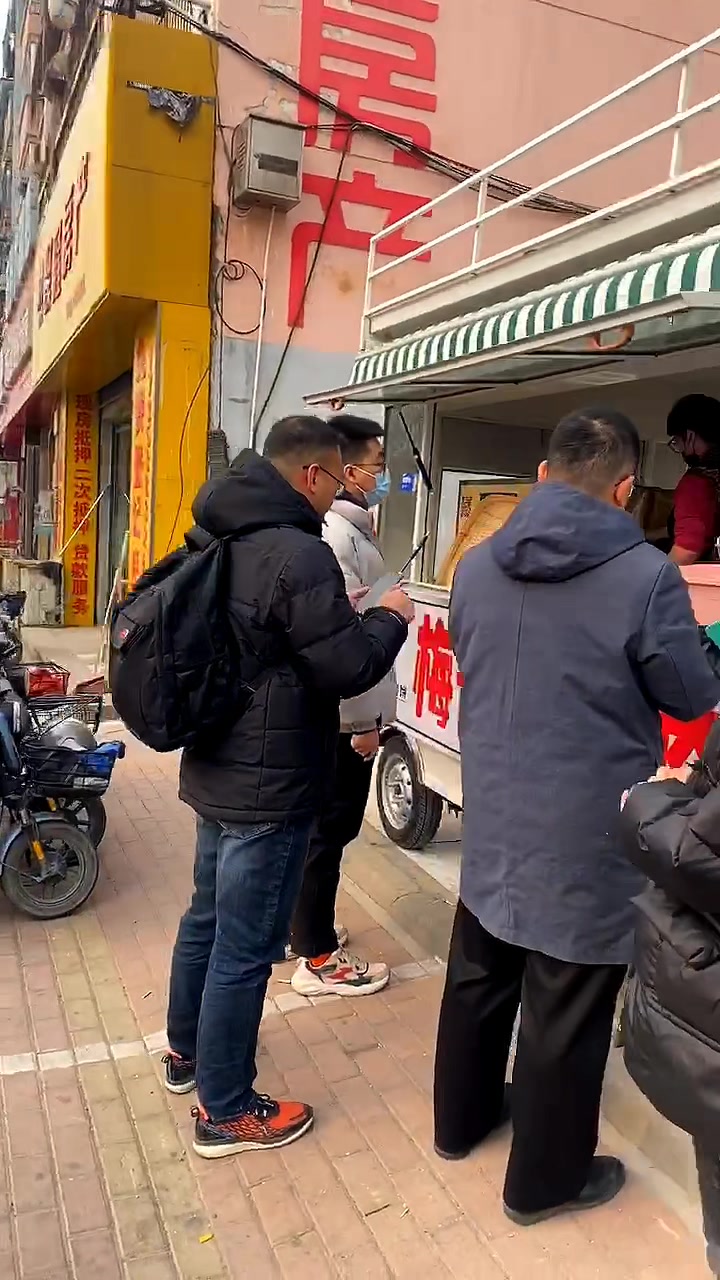 聊城美食梅干菜扣肉饼用转炉烧饼机烤的