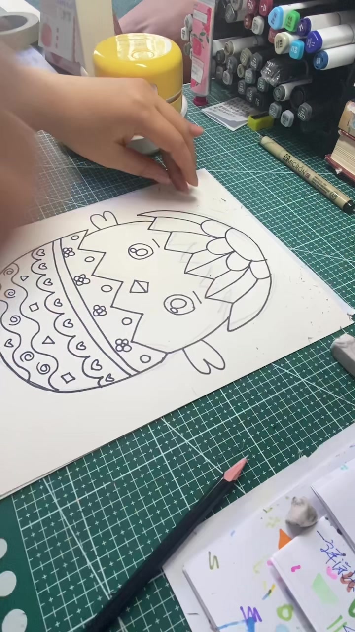 儿童创意画-小鸡的新衣服