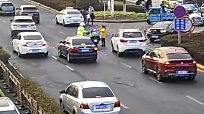 【暖心!巡逻铁骑获赠2022年的第一杯奶茶[心]】1月2日下午,天长交管在线 铁骑队员在辖