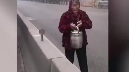 【暖心!货车司机滞留公路5天河南大娘每日送粥,司机:还有送饼的,冒雪也送[流泪]】1月5日