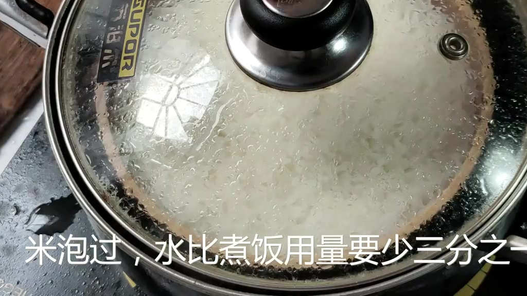 家常粤菜,腊鸭砵仔油盐蒸饭,好吃不热气。今天试了用油盐腌过米再蒸饭,饭很靓,加上白灼大师 